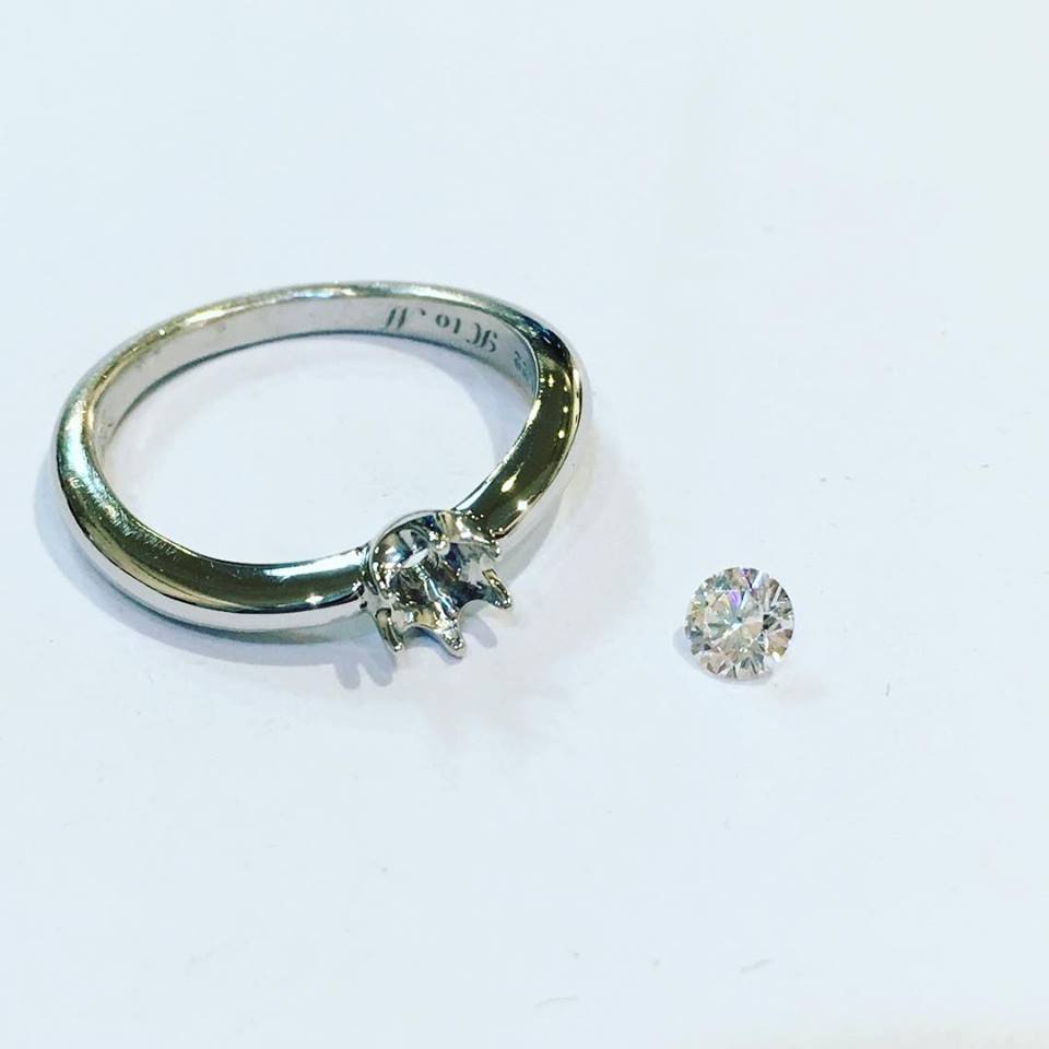 製作行程：ダイヤモンドをセッティングする直前の婚約指輪。
