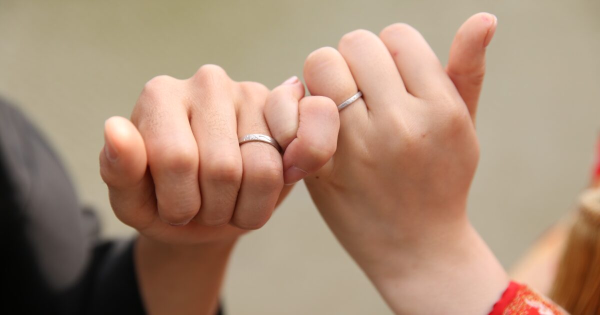 結婚指輪をお互いに交し合う新郎新婦