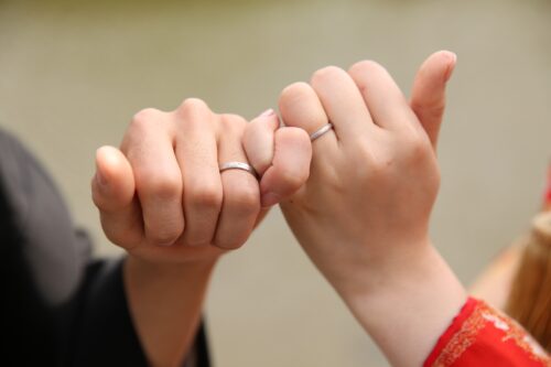 結婚指輪をお互いに交し合う新郎新婦