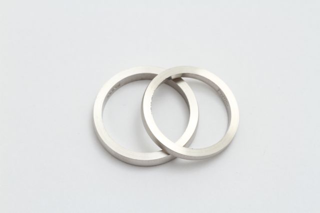 今回結婚指輪のベースになる鍛造の指輪