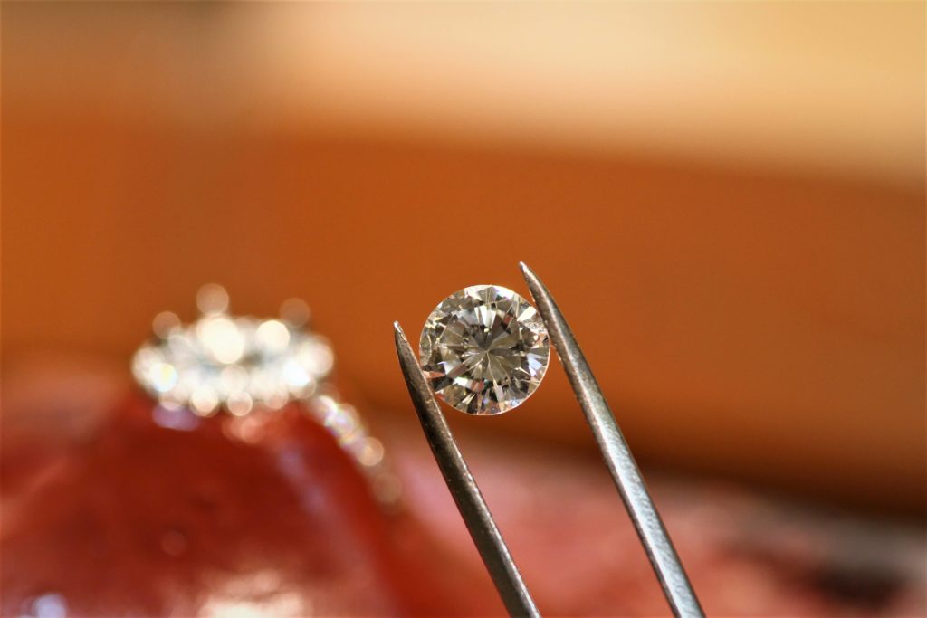 １カラットアップのダイヤモンドを指輪にセッティングする直前の画像