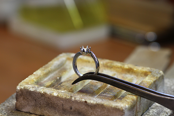 写真：プラチナになった枠とアームを組み立てる様子。制作途中の婚約指輪
