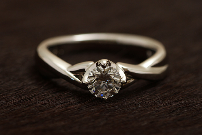 写真：宝石からセレクトした婚約指輪実例