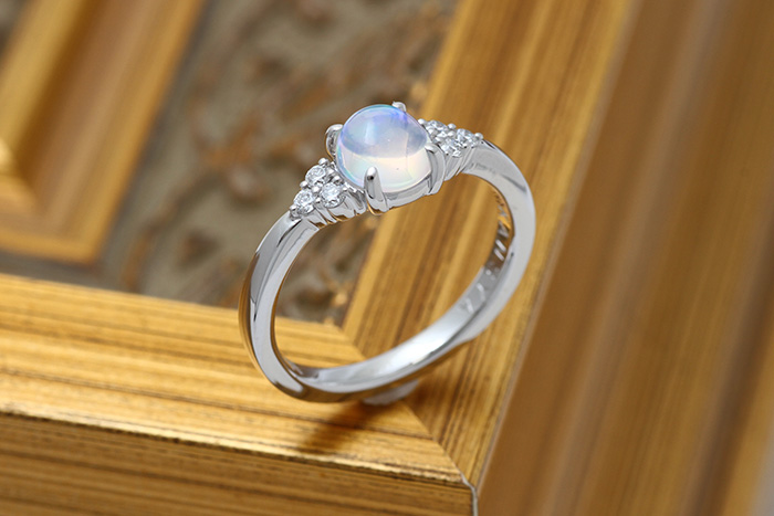 写真：宝石からセレクトした婚約指輪実例