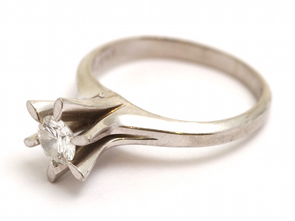 古い立爪のダイヤモンドの指輪　
