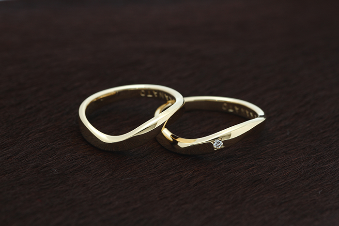 お持込のK24 の指輪を溶かして２本のK18製結婚指輪が完成しました。1ポイントでダイヤモンドをセッティング。