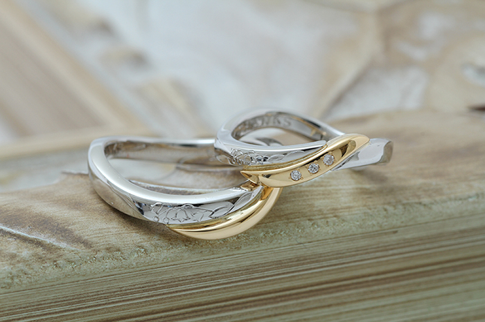溶かして作られた結婚指輪。和彫りとダイヤモンドセッティングが施され気品高い仕上がりに。
