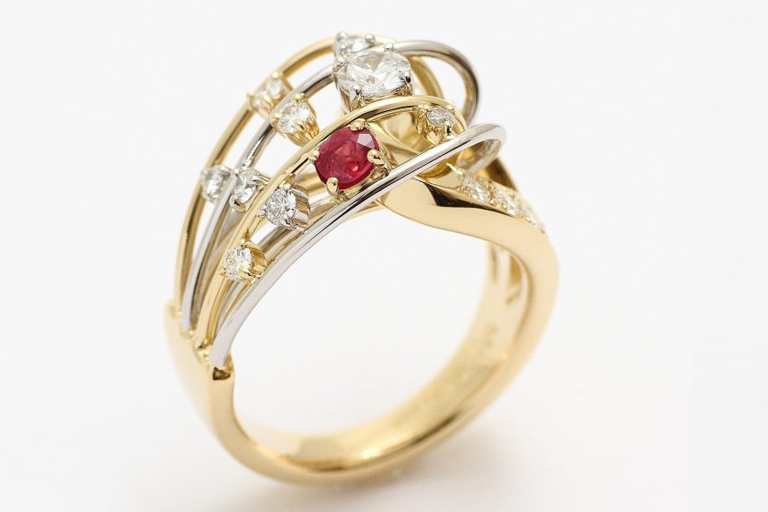 ダイヤモンド、ルビーを使ったボリュームたっぷりのK18、Pt900のコンビの指輪。金とプラチナの線を立体的に表現しました。