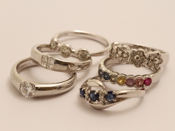 リフォームビフォアー：お持込の古い指輪達。カラーサファイヤ、ダイヤモンド、サファイヤ。