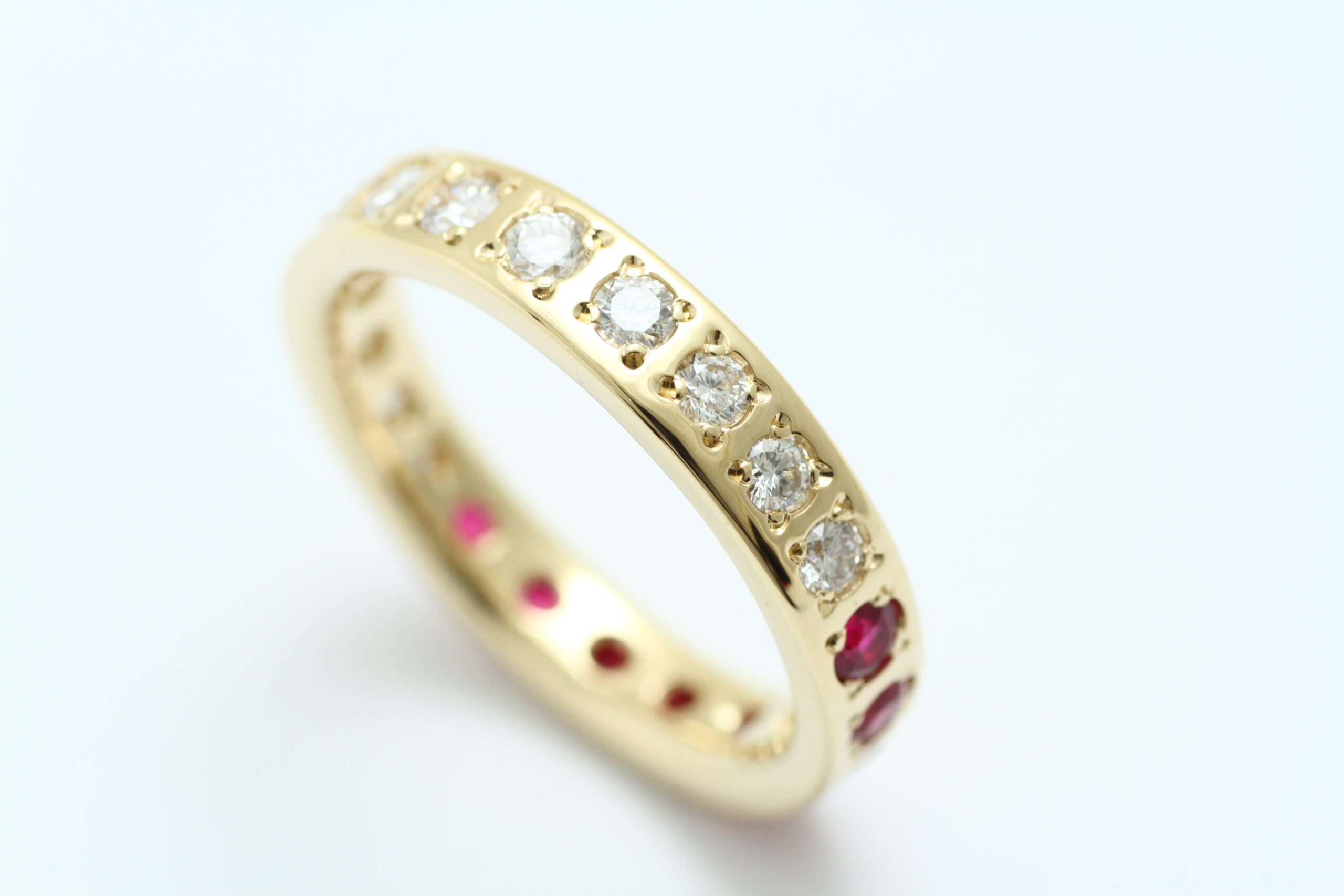 画像：指輪一周にダイヤモンドとルビーをセッティングしたK18の指輪が完成しました。