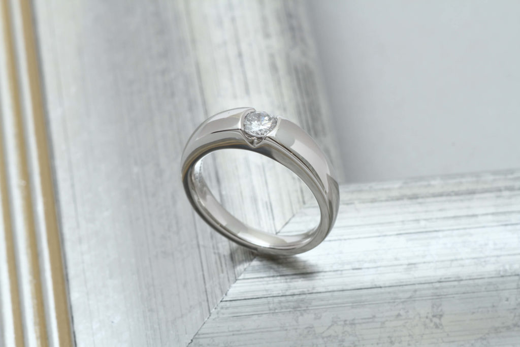 リフォームアフター：引っ掛かりのないシンプルスッキリのダイヤモンドを使ったプラチナ900の指輪の完成。