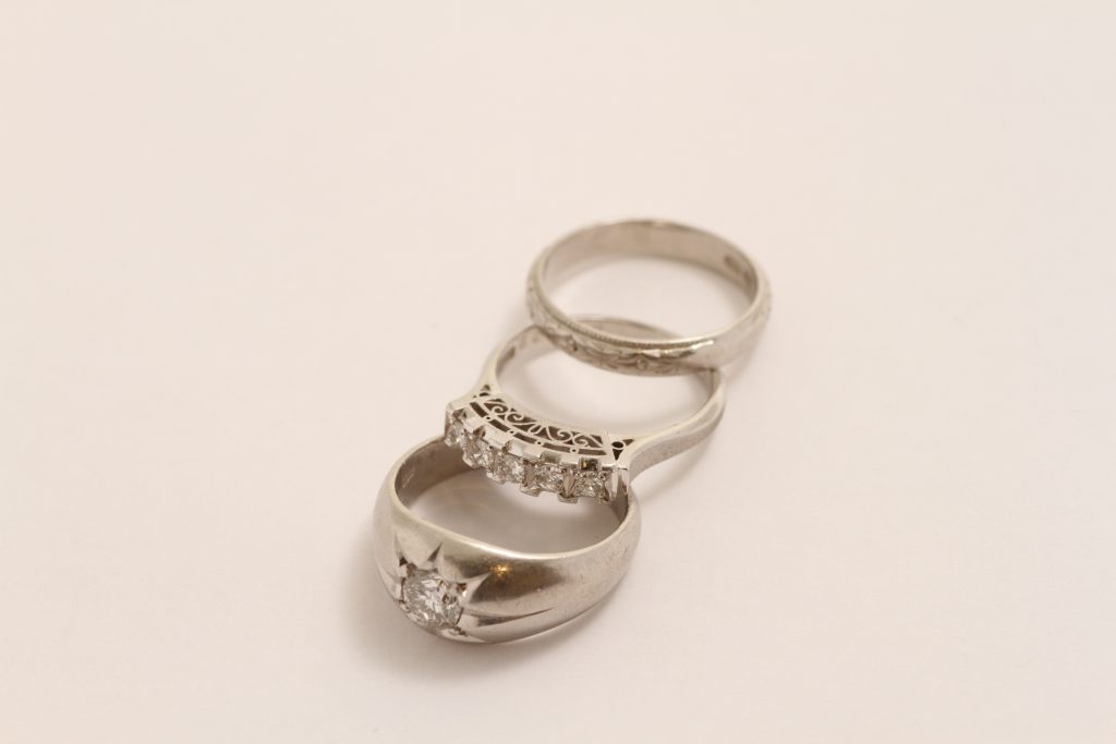 リフォームビフォアー：五光留めや一文字の古いデザインのダイヤモンドの指輪のお持込