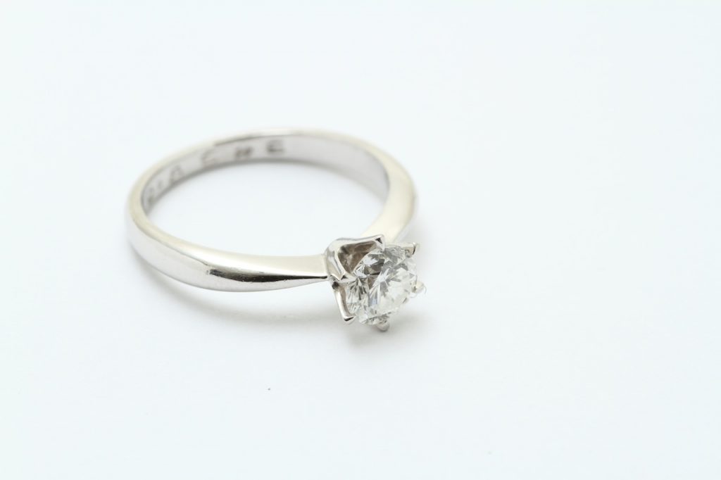 リフォームビフォアー：お持込の婚約指輪を新しいデザインにジュエリーリフォームのご依頼です。