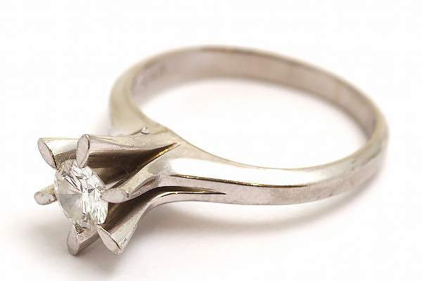 リフォームアフター：昭和時代のダイヤモンドとプラチナの立爪婚約指輪のお持込。