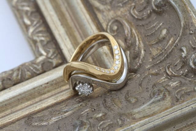 リフォームアフター：ジュエリー上級者のお客様からのご依頼です。お持込みの指輪では物足りないとのことでしたので、ジュエリーTAKAのオリジナル枠を使ってとってもゴージャスに仕上げました！コンビの指輪のサイドにキラリと光るメレーダイヤモンドがオシャレです