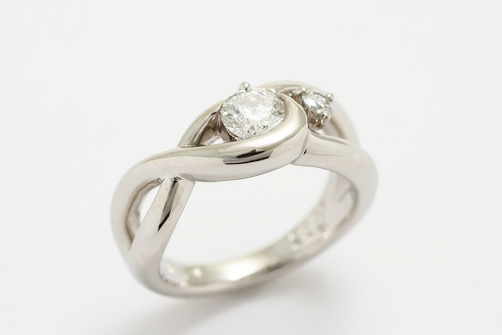 ジュエリーリフォームアフター画像：ラインの変化に強弱を持たせたデザインの新しいダイヤのプラチナの指輪が完成しました！