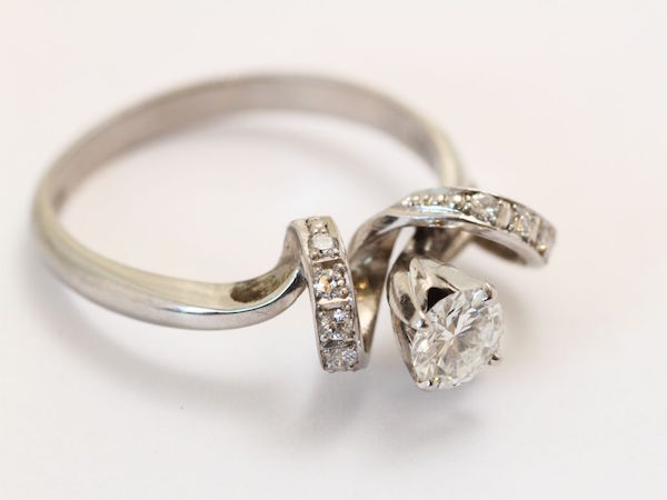 リフォームビフォアー：御親族様から受け継いだデザインの古いダイヤモンドの指輪をお持込頂きました。