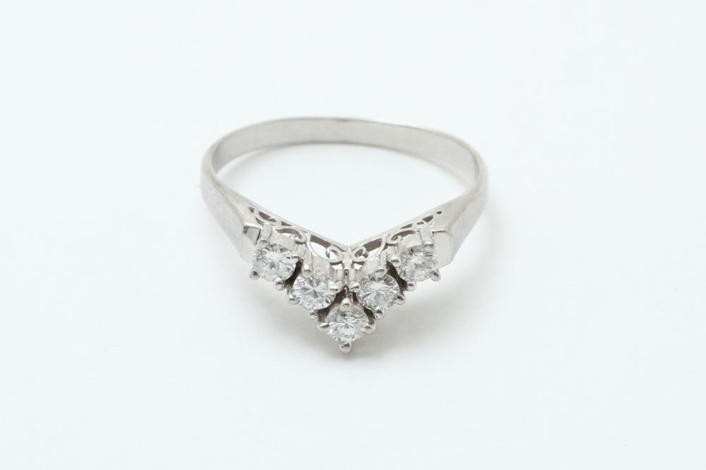 ジュエリーリフォームビフォアー：お持込のダイヤモンドの指輪。メレーダイヤモンドを使ったリフォームです。