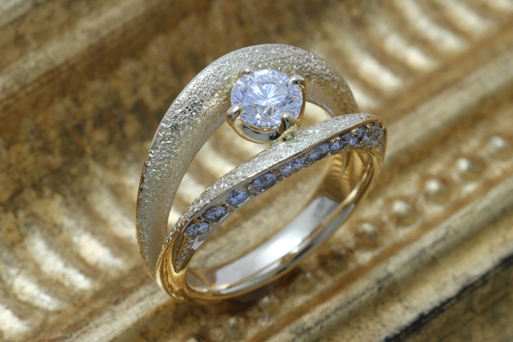 完成した新しいデザインのダイヤモンドのK18の指輪。サイドにメレーダイヤをセッティングした斬新なデザイン。