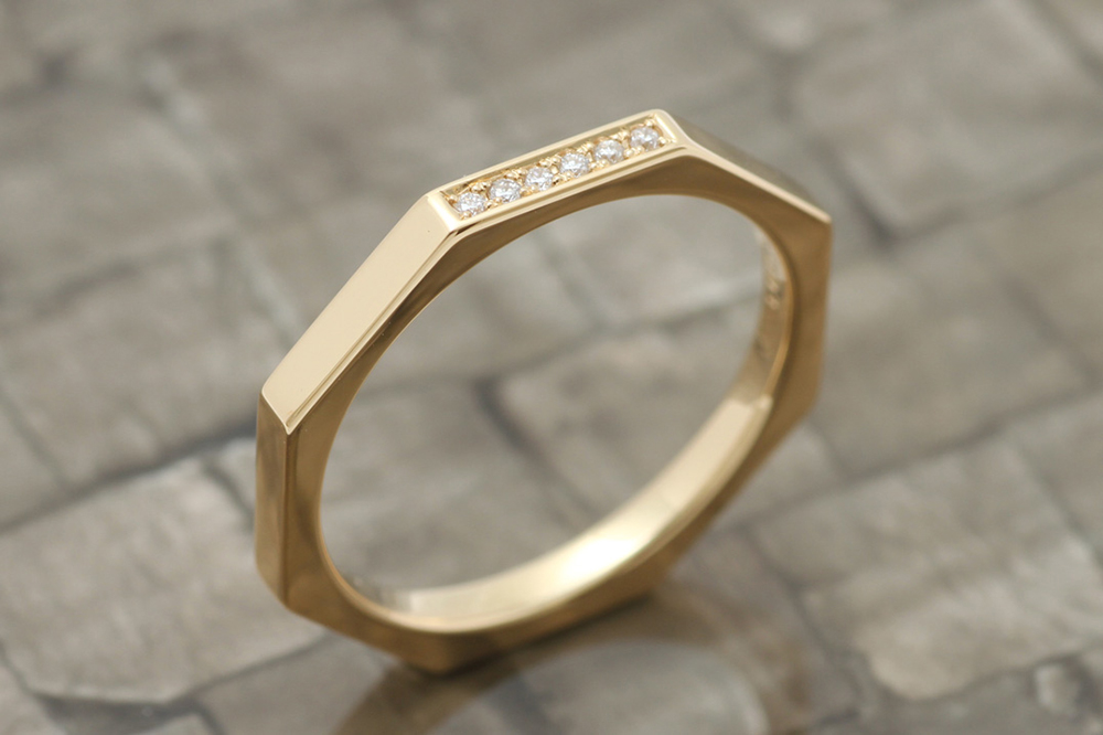 ジュエリーリフォームアフター写真：シンプルな中にモダンさを感じる八角形のK18製ダイヤモンドの指輪が完成。