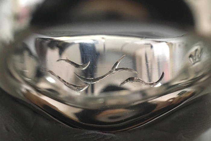 写真：結婚指輪に和彫を施します。