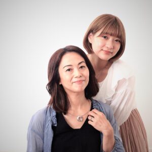 ジュエリーTAKAが製作したジュエリーを身に着けるモデル。母と子バージョン