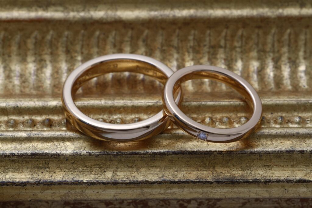 シンプルなデザインでまとめた結婚指輪