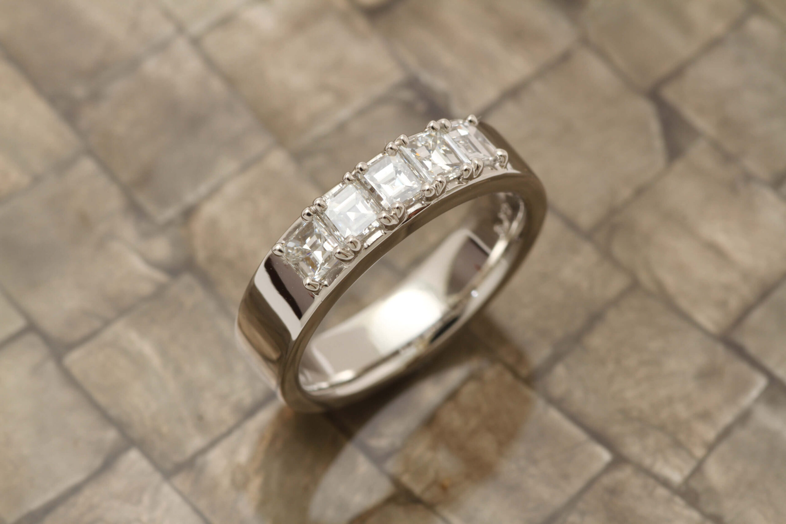 ジュエリーリフォームアフター画像：難しいお洒落な角ダイヤモンドの指輪が完成しました！