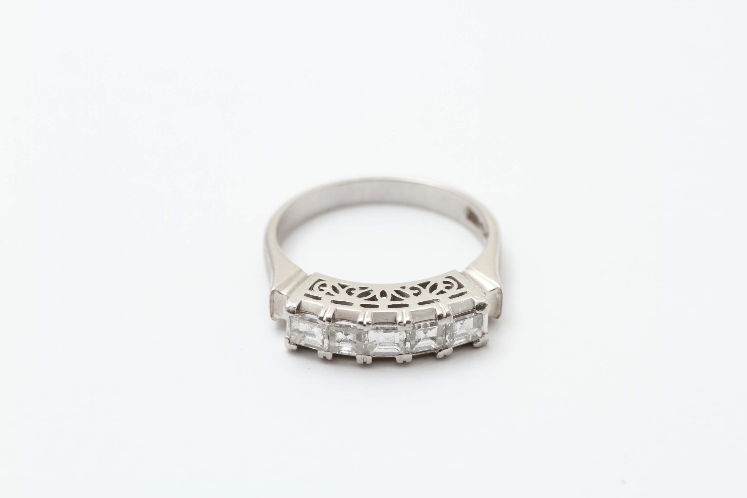 ジュエリーリフォームビフォアー画像：お持ち込みの一文字角ダイヤモンドのプラチナの指輪です！