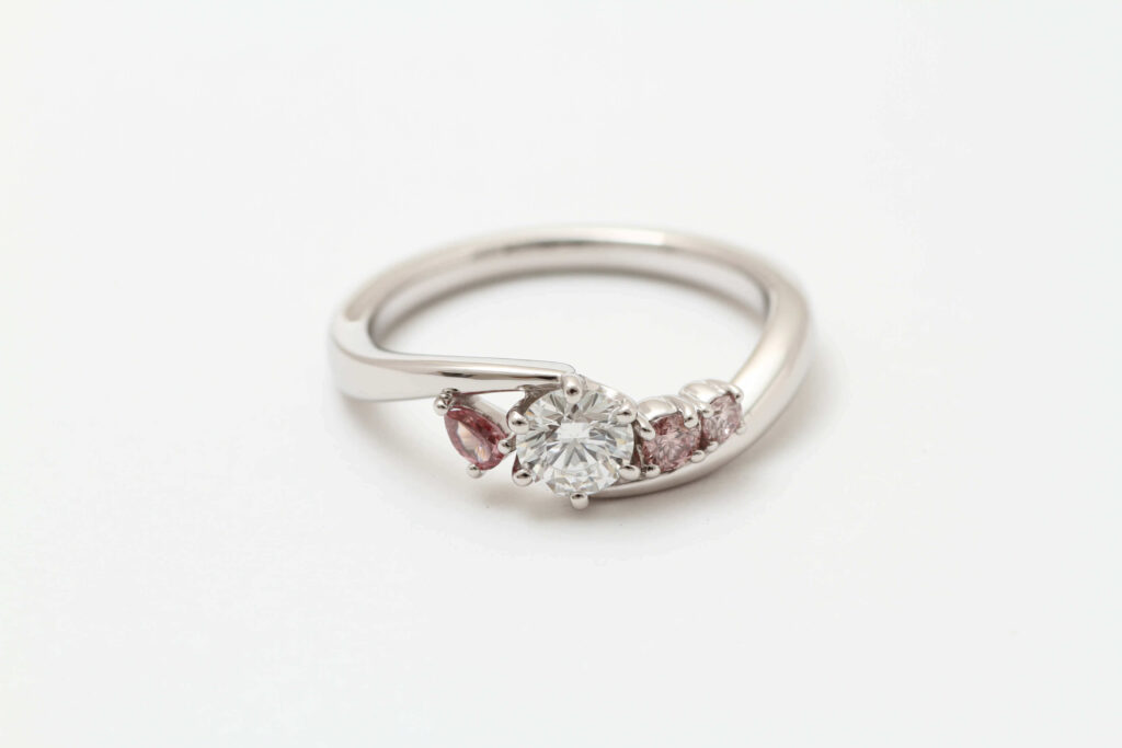 ナチュラルピンクダイヤモンドが綺麗ですね！プラチナのリングが完成。