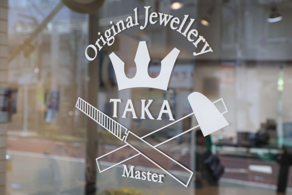 ジュエリーTAKAのロゴマーク 店舗ドア外観