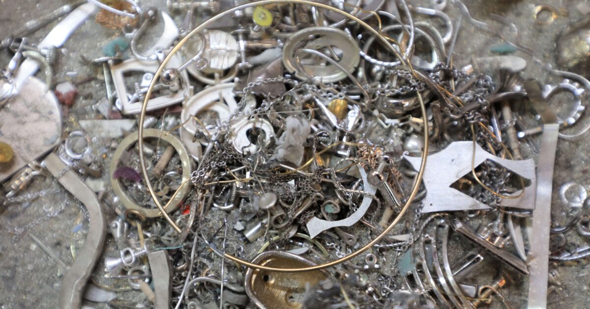 製作工程で発生する金、プラチナ、銀である貴金属の粉や端材は回収、精錬分析をかけリサイクル致します。