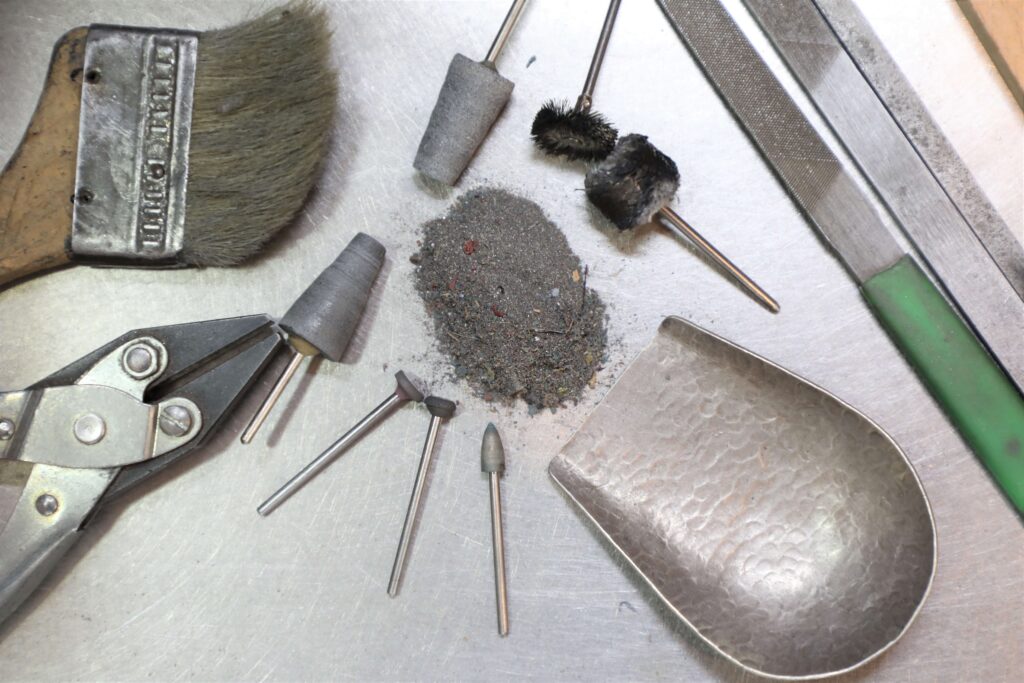 製作工程で生じたプラチナの粉と工具