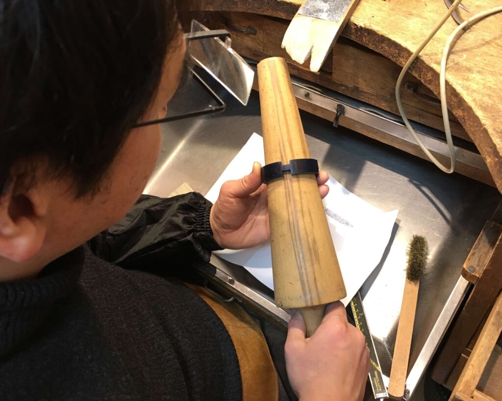 オーダーメイドのバングルの土台となるバングル部分を製作中