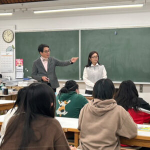 山脇美術専門学校ジュエリーデザイン科にて講義を行う、クラフトマンTAKAとジュエリーデザイナーオトミ