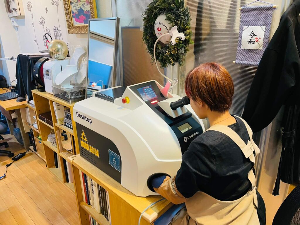 ジュエリーTAKAスタッフの作業風景