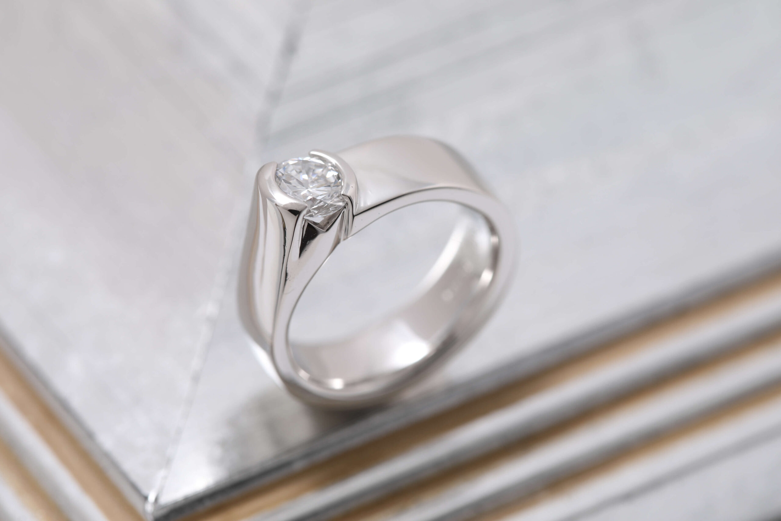 モダンなご婚約指輪にお仕立てしました！