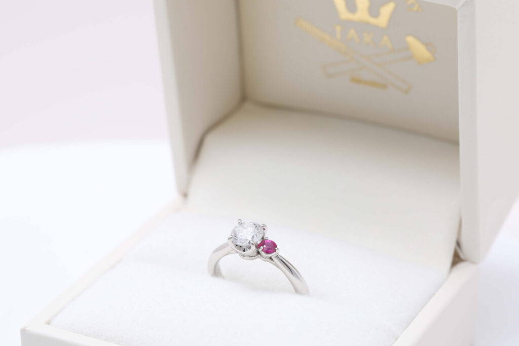 御祖母様の形見のダイヤ立爪リングを婚約指輪にお仕立て