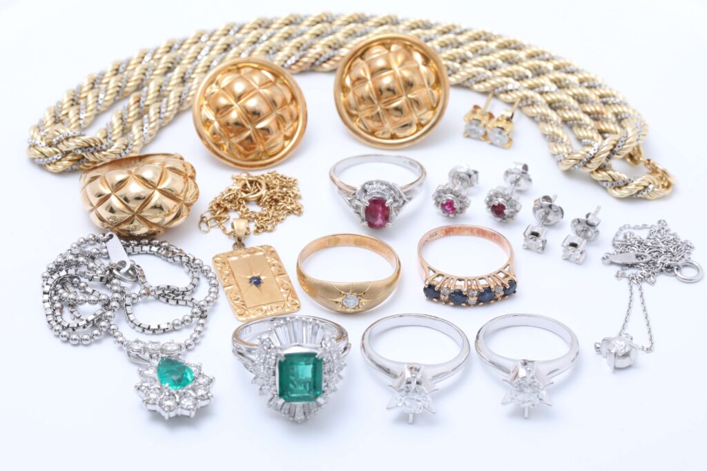 ジュエリーリフォームをする為に下取として持ち込まれた古い沢山のジュエリー