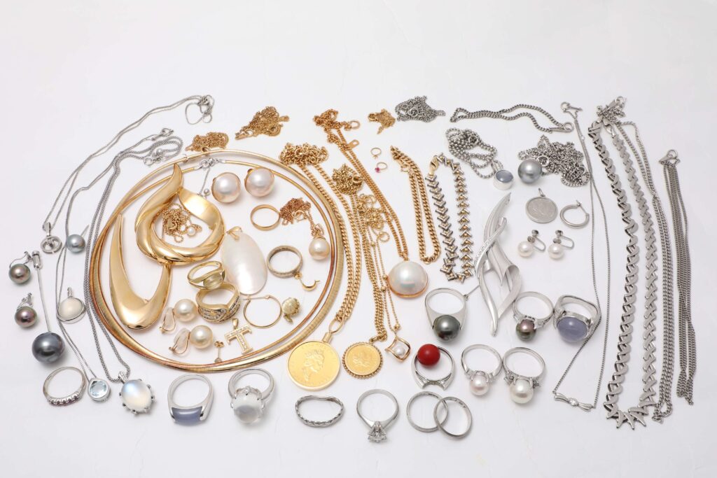 ジュエリーリフォームをする為に下取として持ち込まれた古い沢山のジュエリー
