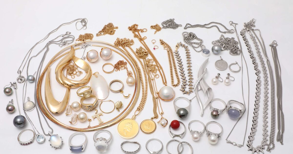 ジュエリーリフォームをする為に下取として持ち込まれた古い沢山のジュエリー