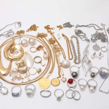 ジュエリーリフォームをする為に下取として持ち込まれた古い沢山のジュエリー