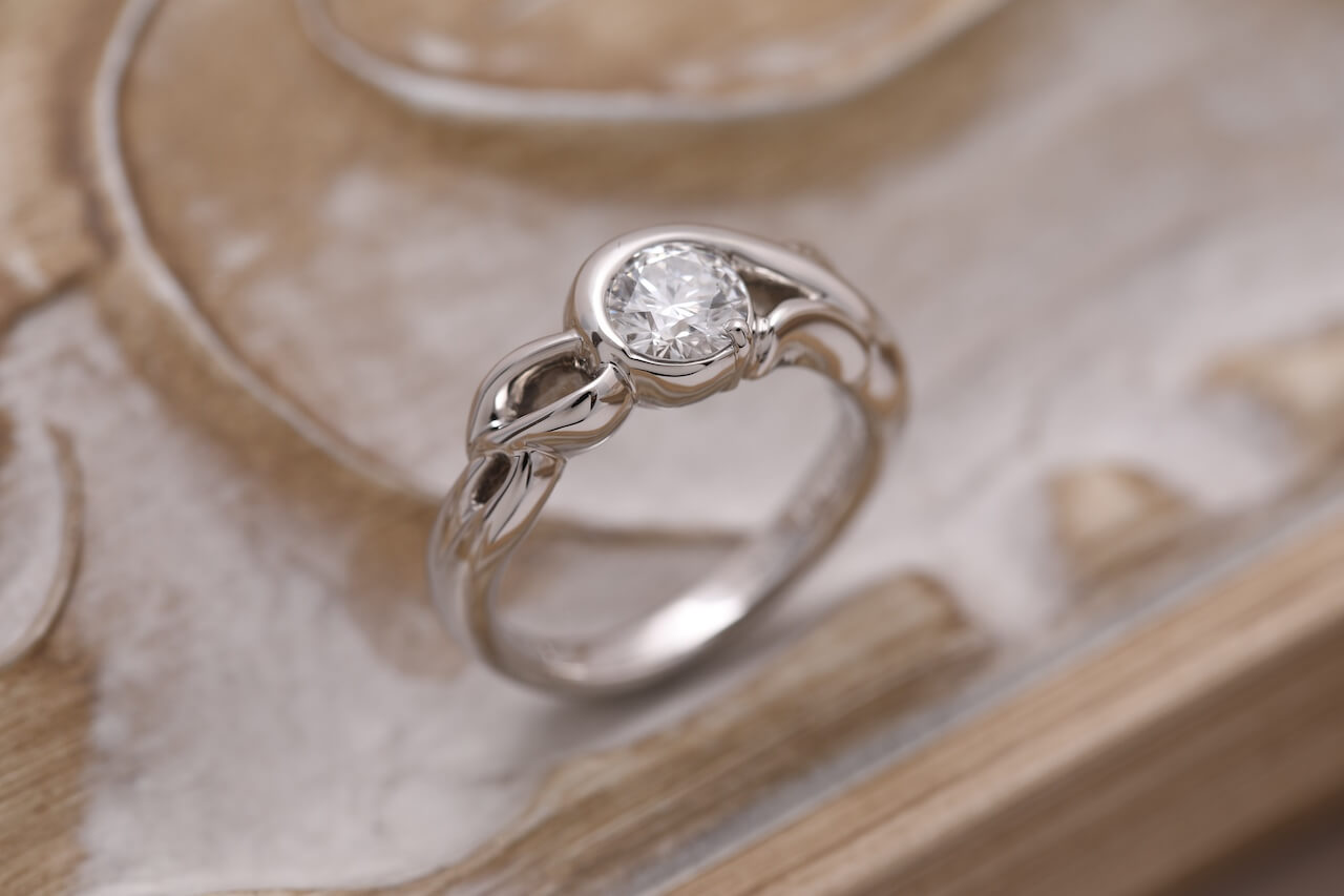 サモトラケのニケをモチーフにしたダイヤモンドリング