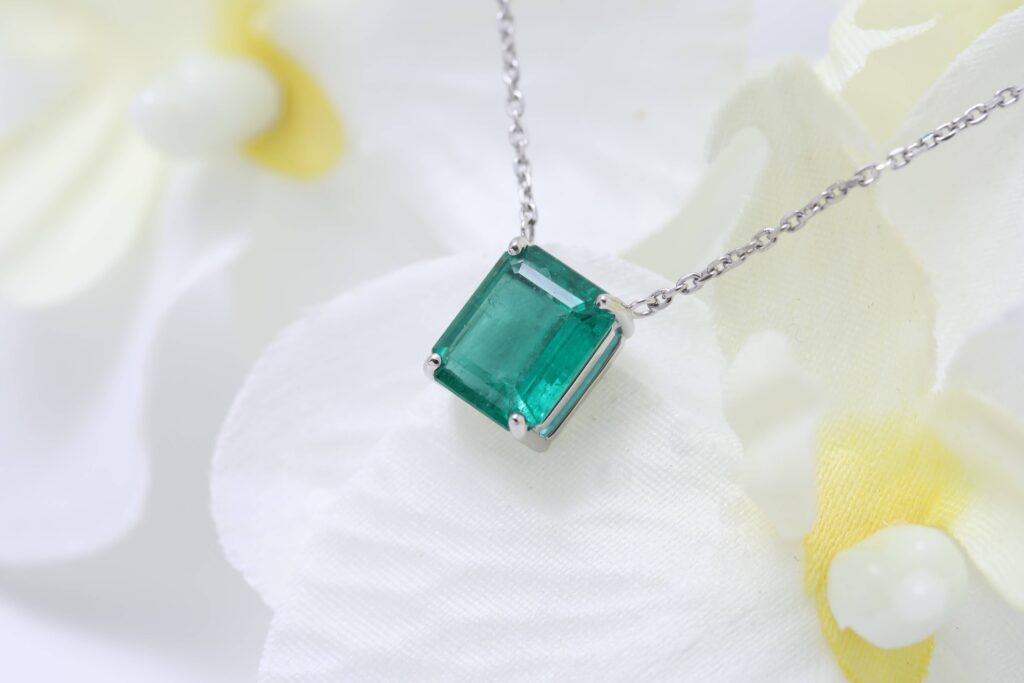 エメラルドのペンダント